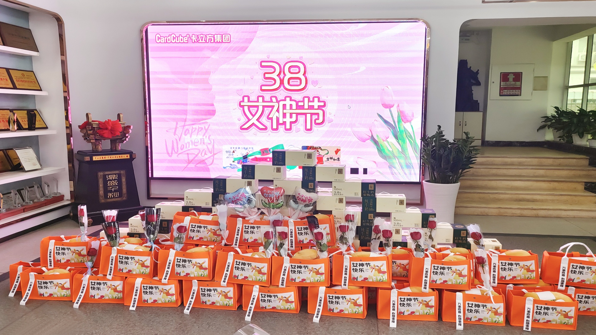 九游会在线集团智能卡工厂腕带厂家：以花为礼，致敬每一位 “女神”