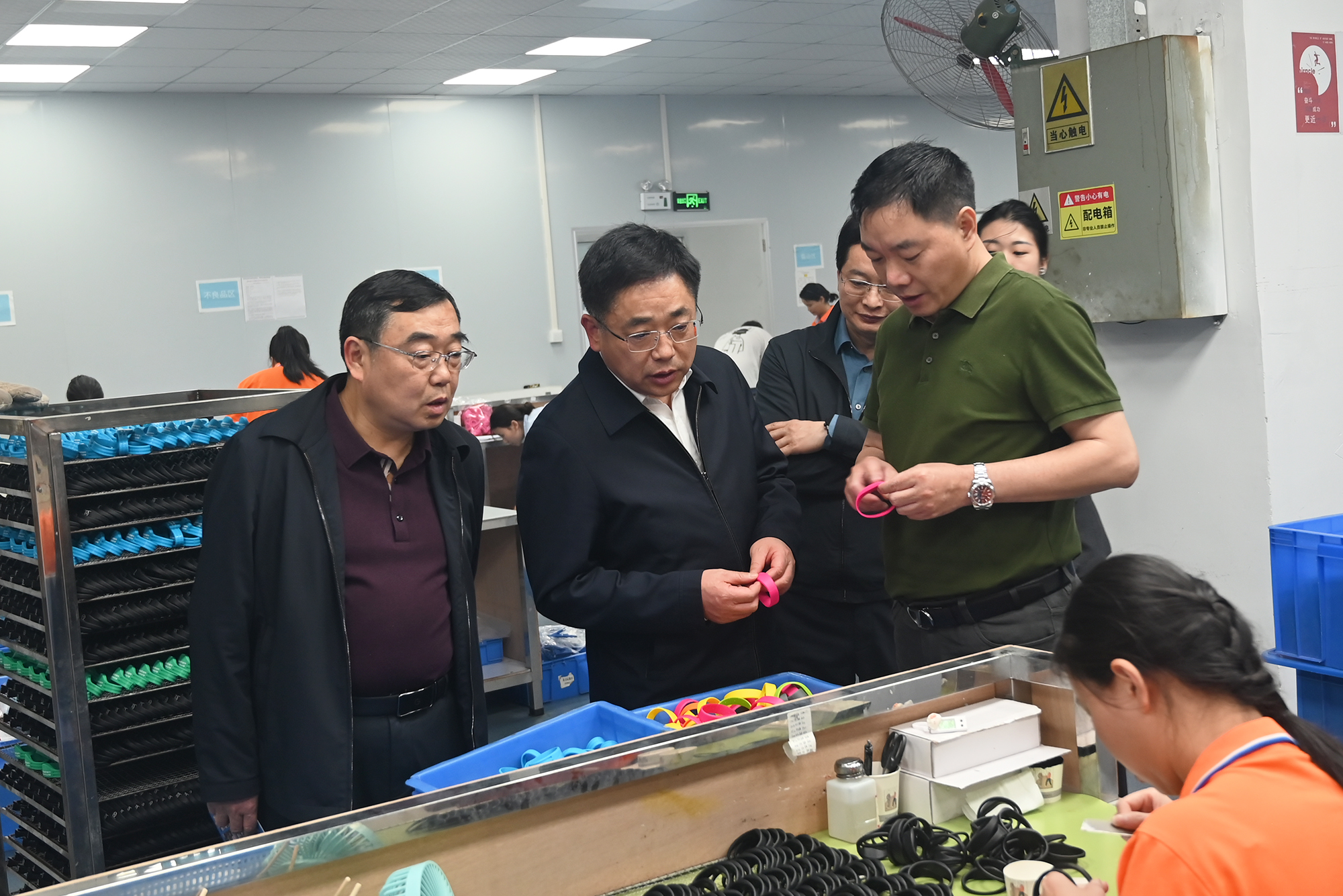 蕲春县人大常委会党组书记主任蔡寿益光临九游会在线集团RFID电子标签工厂调查领导